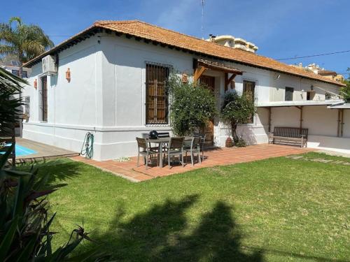 een huis met een tafel en stoelen in een tuin bij Pedregalejo Gabriel y Galan 3 in Málaga