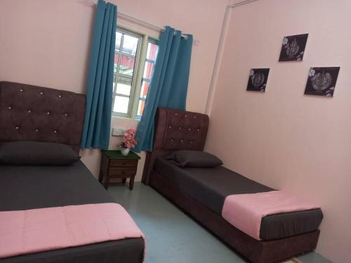 Säng eller sängar i ett rum på Bilik Bajet Haifaa Hostel