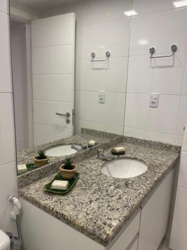 baño con 2 lavabos y espejo grande en Novo quarto e sala - J. Armação - Vista Mar! en Salvador