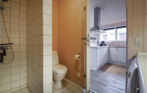 FæbækにあるShusのバスルーム(トイレ、洗面台付)