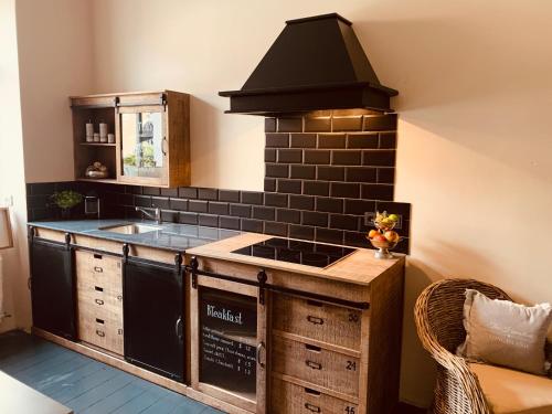 a kitchen with a sink and a stove top oven at The Hampton Hock's - Wellness & Wine in Freinsheim