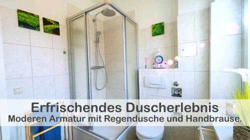 a bathroom with a shower and a toilet at Ferienwohnung Anker Hohen Wieschendorf, ideal für Paare die Ruhe suchen in Hohen Wieschendorf