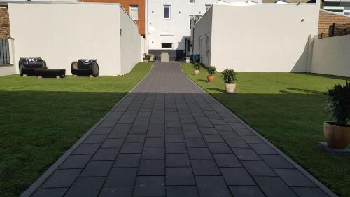 a walkway in the middle of a yard with grass at B&b Broodhuis Kerkrade in Kerkrade