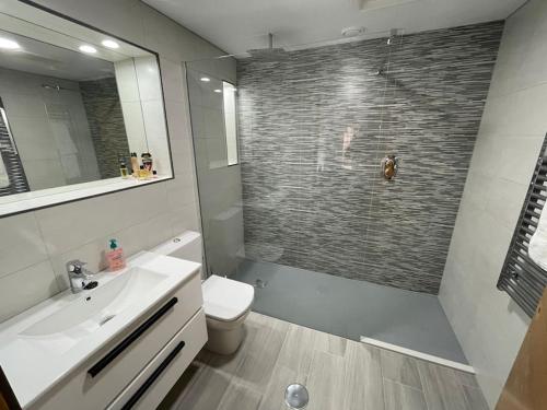 Koupelna v ubytování Mar Menor Golf Resort, Luxury Sleeps 6, Lake Views