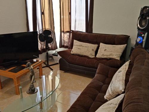 a living room with two couches and a glass table at LINDA CASA DE DESCANSO EN MORELOS in Cuautla Morelos