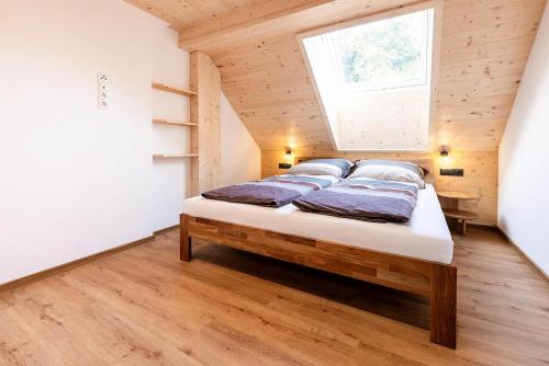 ein großes Bett in einem Zimmer mit Fenster in der Unterkunft Apartment Tschirgant Deluxe in Imst