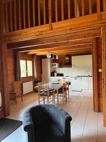 une cuisine et une salle à manger avec une table et des chaises dans l'établissement Chalet 3 étoiles à Gérardmer., à Gérardmer