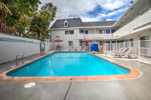 a swimming pool in front of a building at Motel 6-Fairfield, CA - North in Fairfield