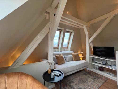 un salon avec un canapé et une télévision dans l'établissement Haus Momoa Westerland ruhige Lage Strandnaehe nur wenige Gehminuten in die Innenstadt, à Westerland