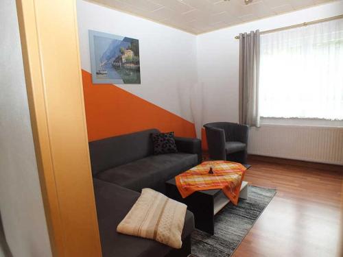 ein Wohnzimmer mit einem Sofa und einem Tisch in der Unterkunft Ferienwohnung Klaus in Steinach