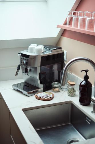 a kitchen counter with a coffee maker on a mixer at Penthouse : immersion dans la nature in Durbuy
