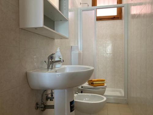 a bathroom with a sink and a toilet at Marebello in Rosolina