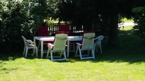 a table and chairs sitting in the grass at Ferienwohnung in Haidach in Pettighofen
