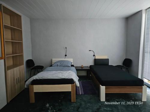 a bedroom with two beds and a window at ⌂ Privathaus 