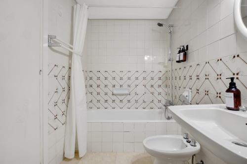 La salle de bains blanche est pourvue de toilettes et d'un lavabo. dans l'établissement Duquesa 506 by IVI Real Estate, à Torremolinos