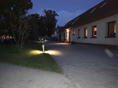 uma casa com um pátio com luzes na relva em Chalet Sch l afbock 