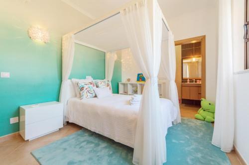 1 dormitorio con 1 cama con dosel en Villa Paraiso, en São Bartolomeu de Messines