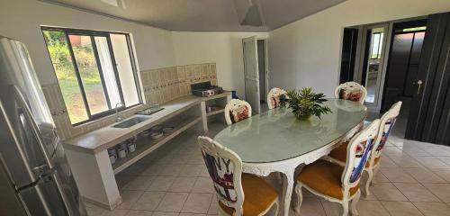 Una cocina o cocineta en Cabañas Cafeteras Cerritos