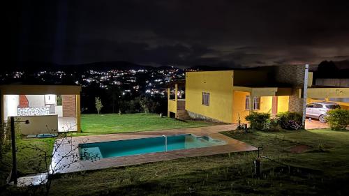 Bazén v ubytování Casa com piscina em itabirito nebo v jeho okolí
