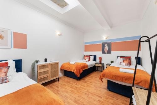Łóżko lub łóżka w pokoju w obiekcie The Two-Bedroom Haven- Sleeps 10