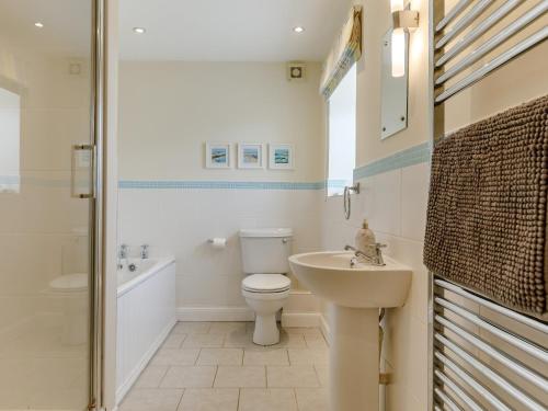 ein Bad mit einem WC, einem Waschbecken und einer Dusche in der Unterkunft 3 Bed in Tiverton 53565 in Cullompton