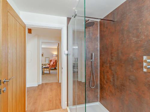 uma casa de banho com um chuveiro e uma porta de vidro em 4 Bed in Kirkby Lonsdale 54457 em Whittington