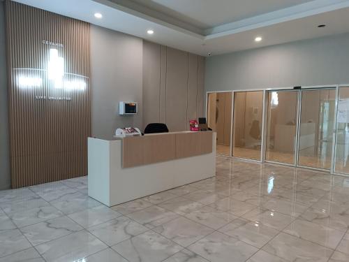 スコピエにある19th Floor Secure Condo with Pool, Fitness, Parking Included in Priceのロビー内のオフィス