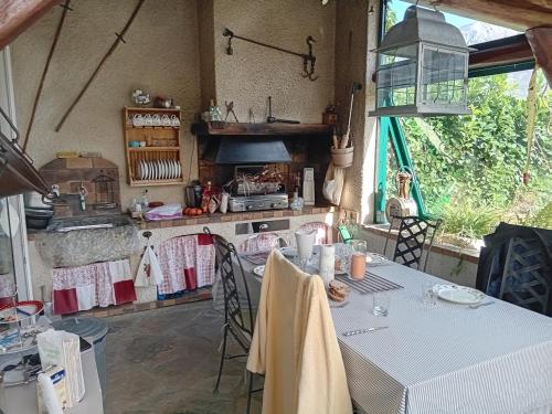 eine Küche mit einem Tisch und einem Herd im Zimmer in der Unterkunft MENFOUTI in Saint-Béat