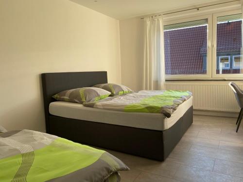 - une chambre avec 2 lits et une fenêtre dans l'établissement Schöne Wohnung mit Balkon, à Hanovre