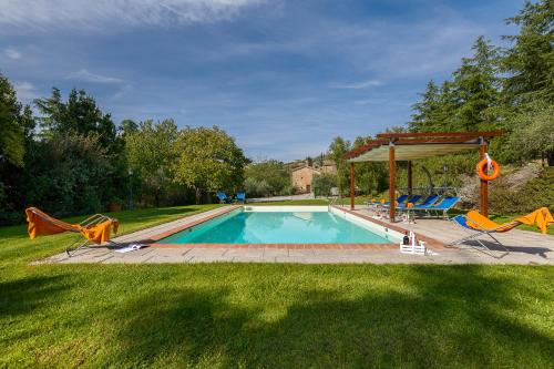 Bazén v ubytování Casale Fontocchio nebo v jeho okolí