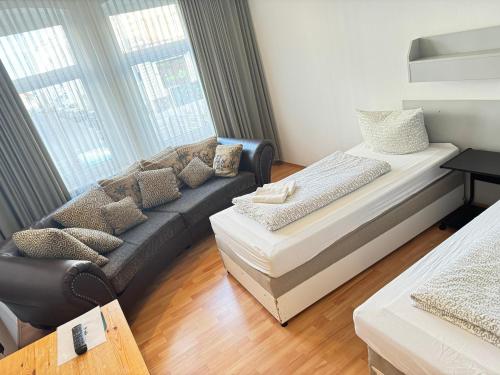 a living room with a couch and a couch at Pension Sonnenschein in Halle an der Saale