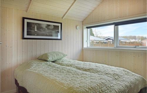 Säng eller sängar i ett rum på Amazing Home In Sjlund With Kitchen