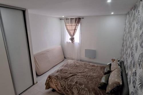 - une chambre avec un lit et une fenêtre dans l'établissement Charmant appartement proche de toutes commodités, à Marseille