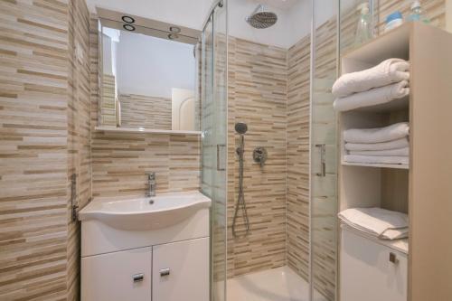 un baño con lavabo y ducha en Spiaggia e Gaslini, en Génova