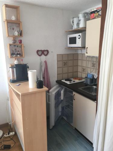 a small kitchen with a counter and a sink at Bouffée d’oxygène in Uvernet