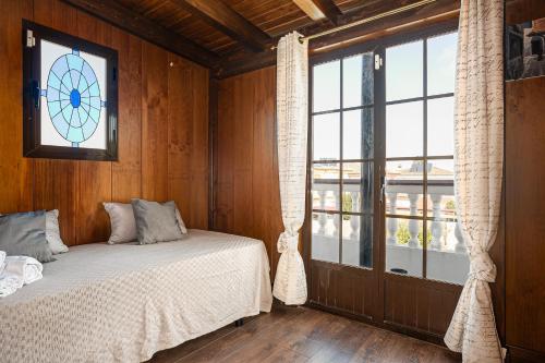 a bedroom with a bed and a window at Chalet Estribor in Chiclana de la Frontera