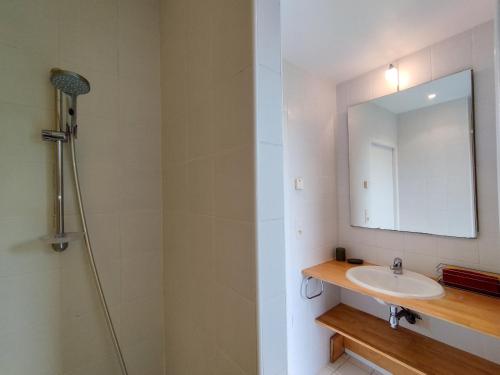ein Bad mit einem Waschbecken, einer Dusche und einem Spiegel in der Unterkunft TY COUM - Longère moderne avec vue sur l'aber in Lannilis