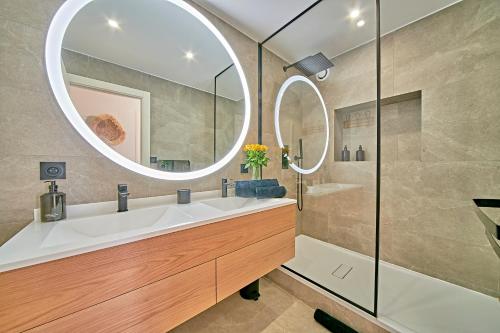 une salle de bain avec un lavabo et un miroir dans l'établissement O Bambou-Superbe appartement-Saint-Tropez, à Saint-Tropez