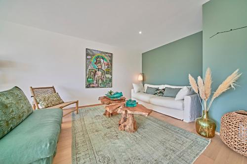 un salon avec un canapé et une table dans l'établissement O Bambou-Superbe appartement-Saint-Tropez, à Saint-Tropez