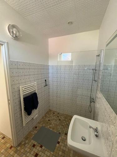 une salle de bain avec un lavabo et une douche dans l'établissement La Tranche Cozy Stay!, à La Tranche-sur-Mer