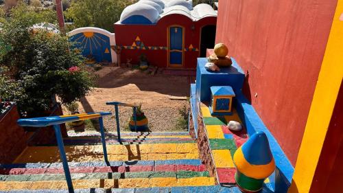 una zona de juegos para niños con un colorido parque infantil en Cataract Nubian Resort en Asuán