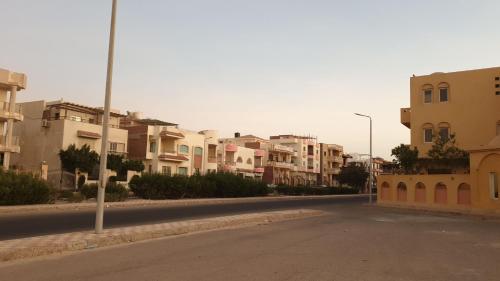an empty street in a city with buildings at Al Dora Residence Appartement in Hurghada