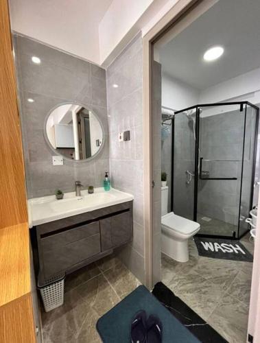 y baño con ducha, lavabo y aseo. en Amazing stylish Studio Apartment in Kilimani Nairobi, en Nairobi