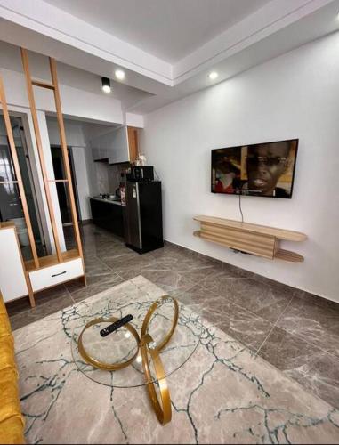 una sala de estar con una cinta de oro en el suelo en Amazing stylish Studio Apartment in Kilimani Nairobi, en Nairobi