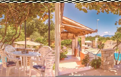 Patio alebo iná vonkajšia časť ubytovania Holiday Home Puzari Vi