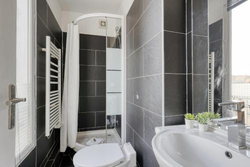 une salle de bain avec des toilettes blanches et un lavabo dans l'établissement Ideal & Comfy Cocoon at the Luxury Paris 16., à Paris