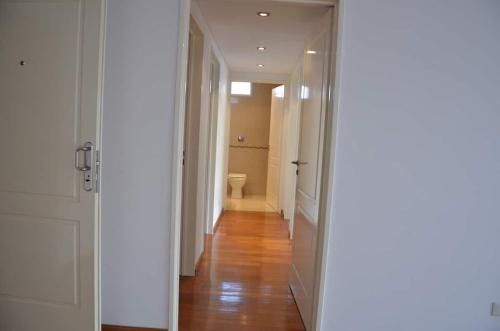 a hallway with a door leading to a bathroom at Regatas Las Cañitas Suites in Buenos Aires