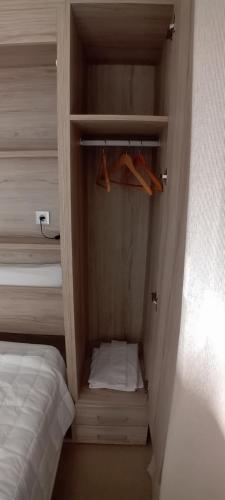 a small closet with a bed in a room at Apartamento La Fuente 27 in Tomares