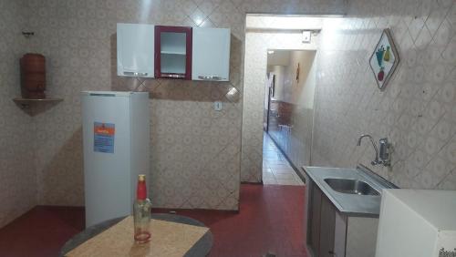 una cucina con un frigorifero e un lavandino di Hostel Por do Sol a Ouro Preto
