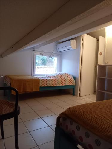 une chambre avec deux lits et une fenêtre dans l'établissement 